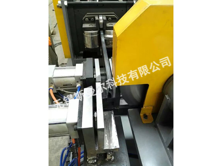 焊接异型辊压成型机